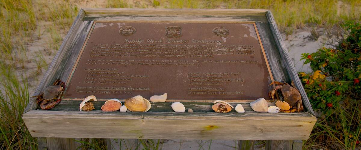 Sandy Neck Beach fasiliteter samt kyst og skilt