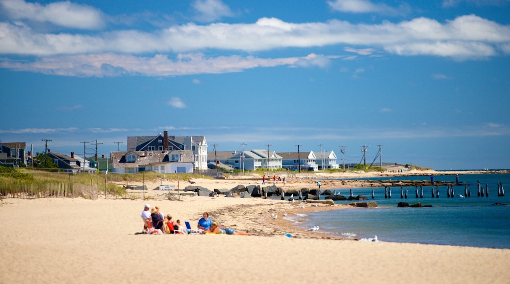 Surf Drive Beach caracterizando uma praia de areia e uma cidade litorĂąnea assim como uma famĂlia