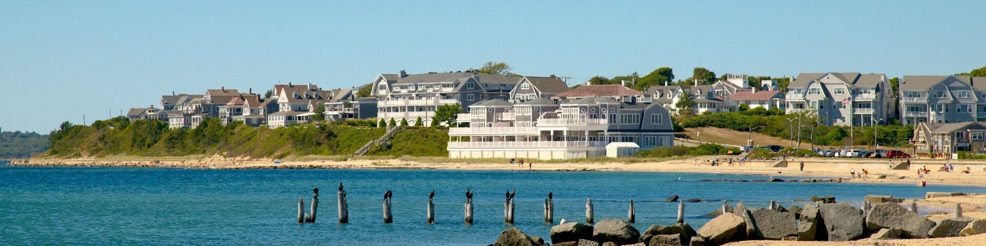 Surf Drive Beach caracterizando uma praia e uma cidade litorânea