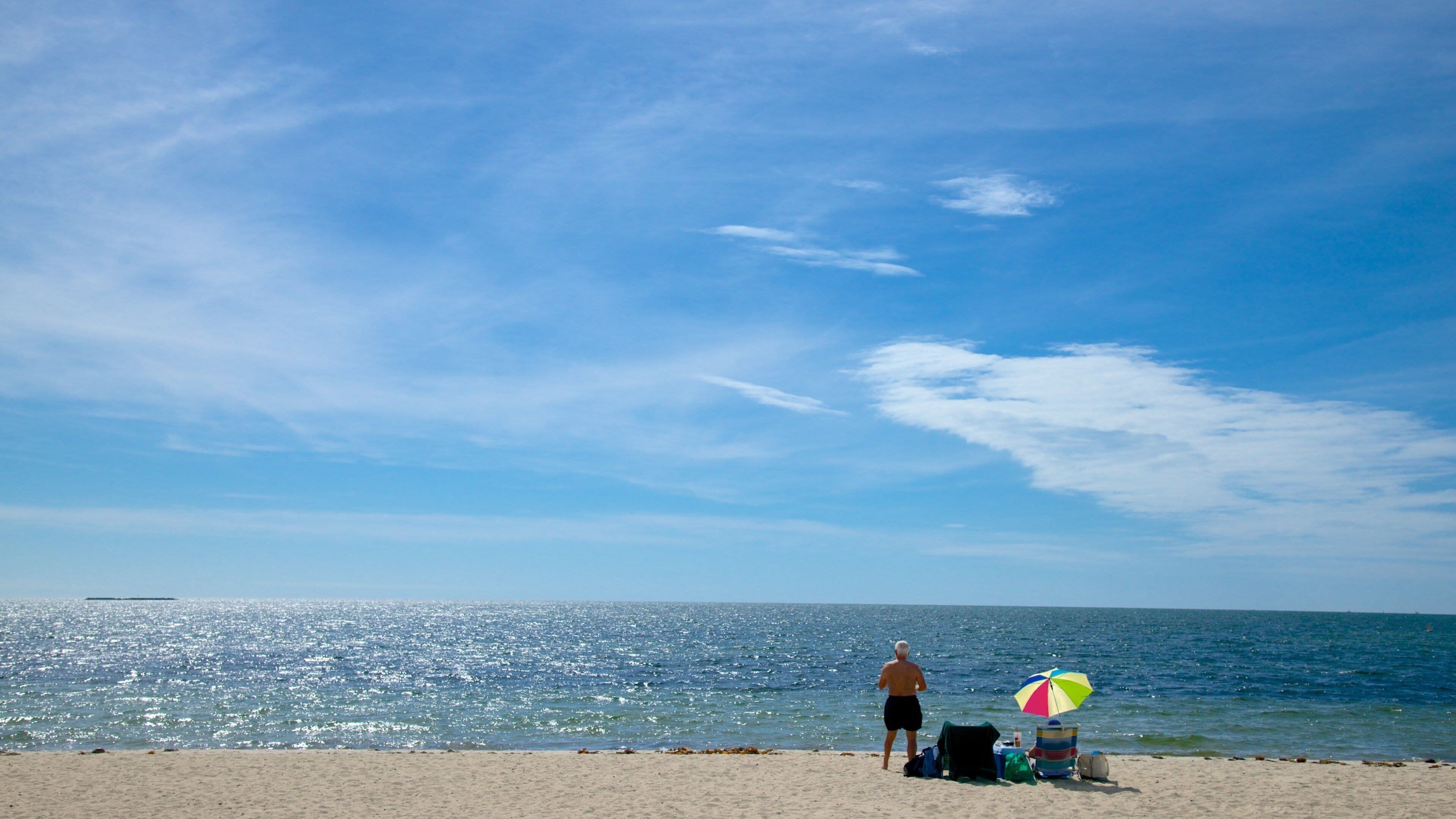West Dennis Beach presenterar en sandstrand såväl som en man
