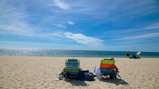 West Dennis Beach mostrando uma praia assim como um casal