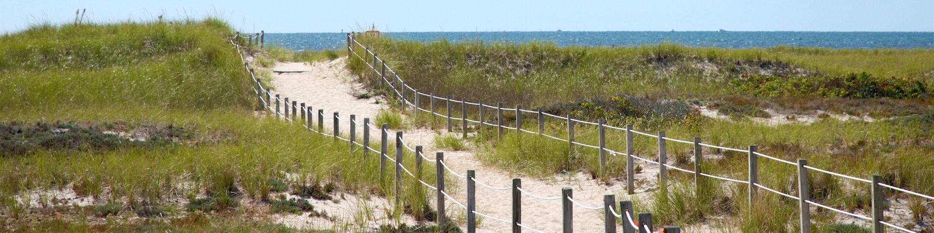 West Dennis Beach das einen Sandstrand und allgemeine Küstenansicht