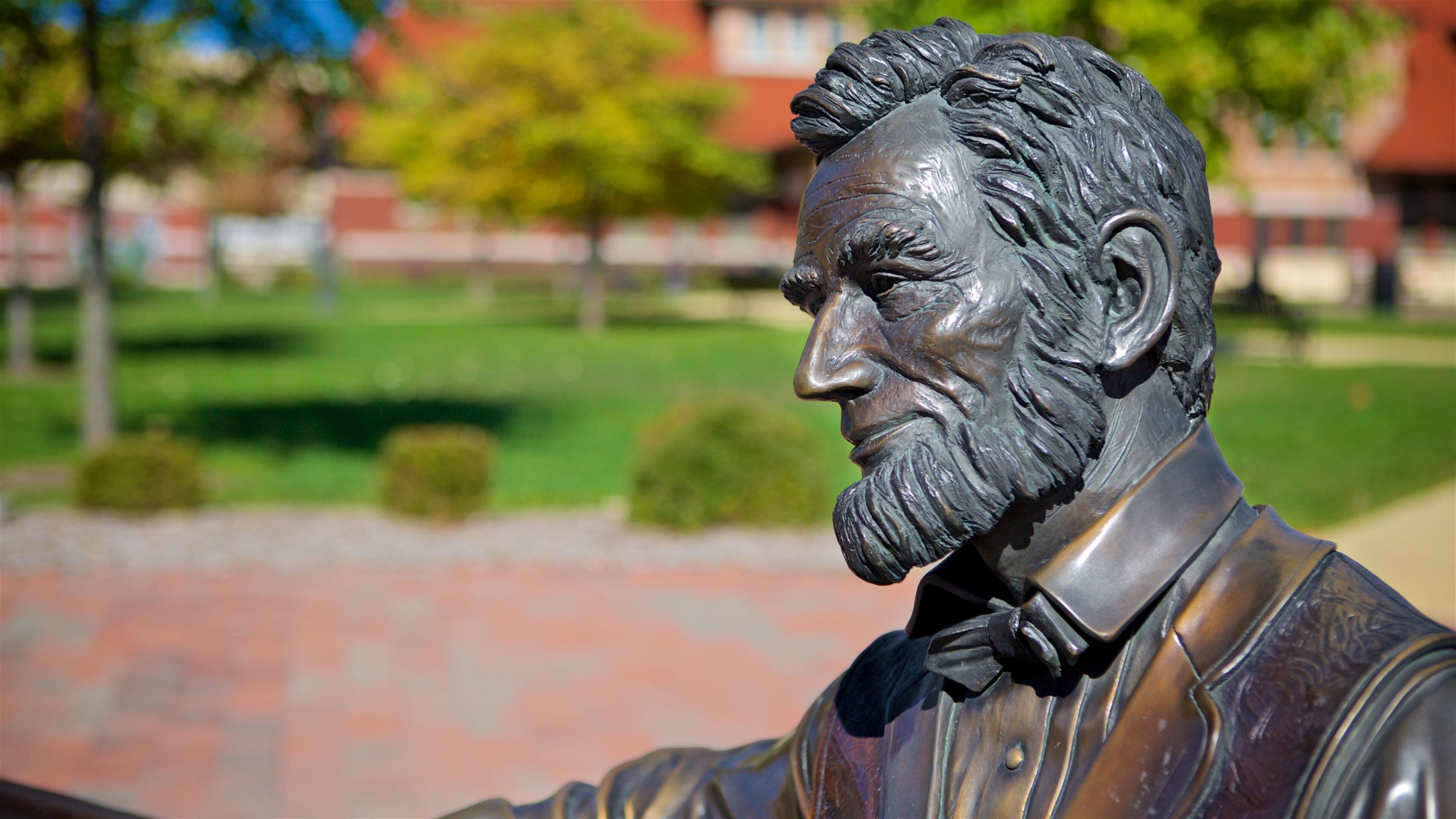 Union Station ofreciendo una estatua o escultura