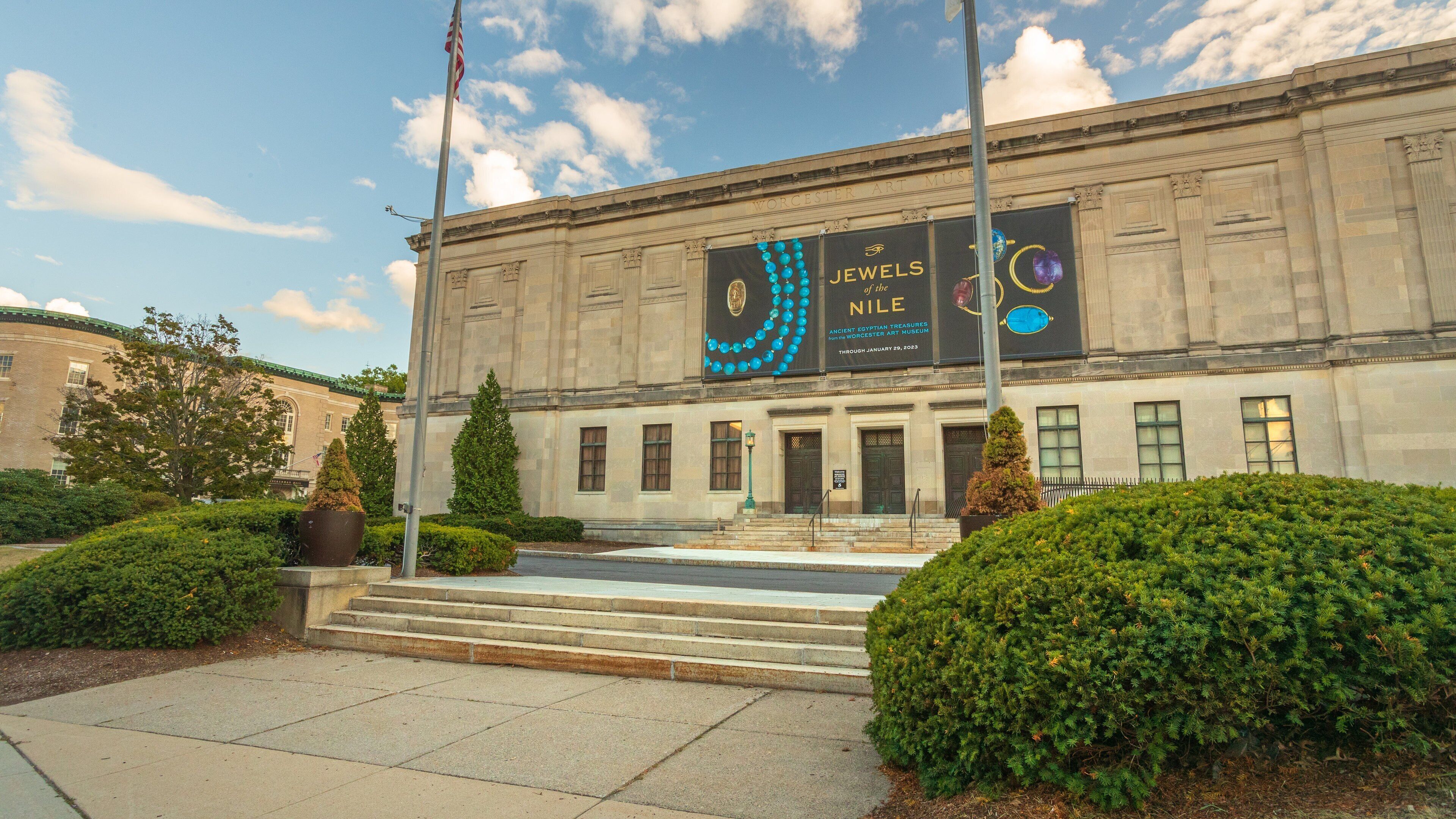 Worcester Art Museum featuring heritage architecture and signage