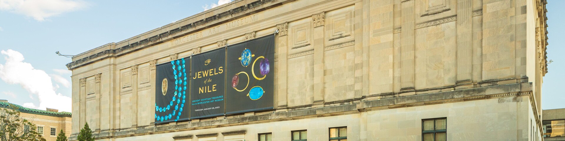 Um edifício de museu com uma grande exposição de joias egípcias antigas.