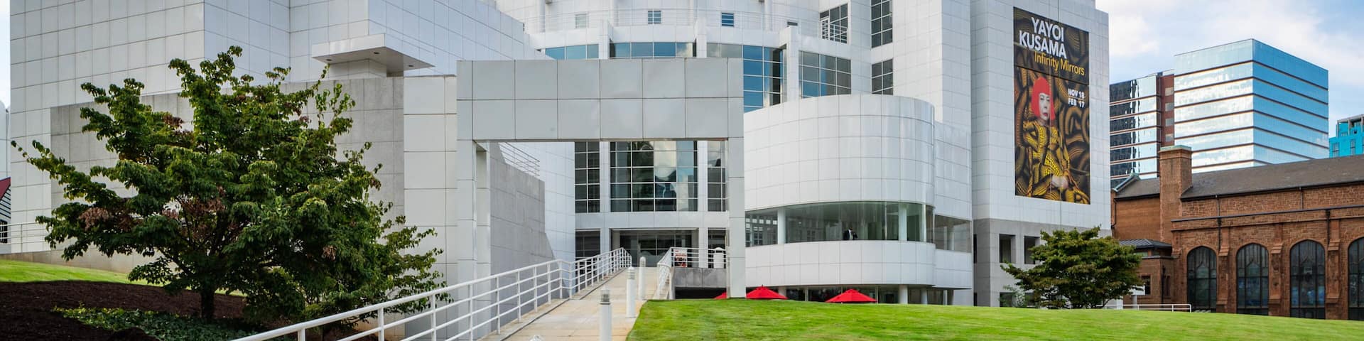 Woodruff Arts Center showing modern architecture and a park