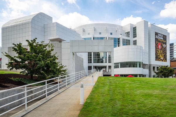 Woodruff Arts Center showing modern architecture and a park