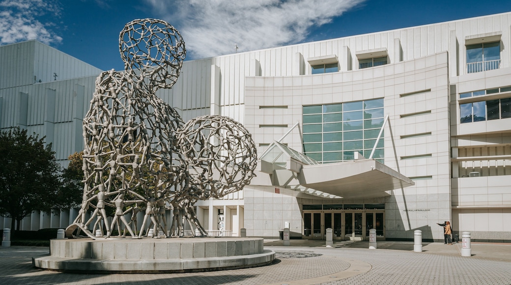 Woodruff Arts Center showing outdoor art