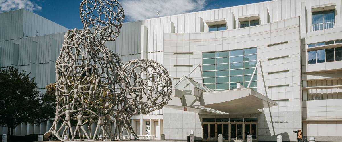 Woodruff Arts Center showing outdoor art