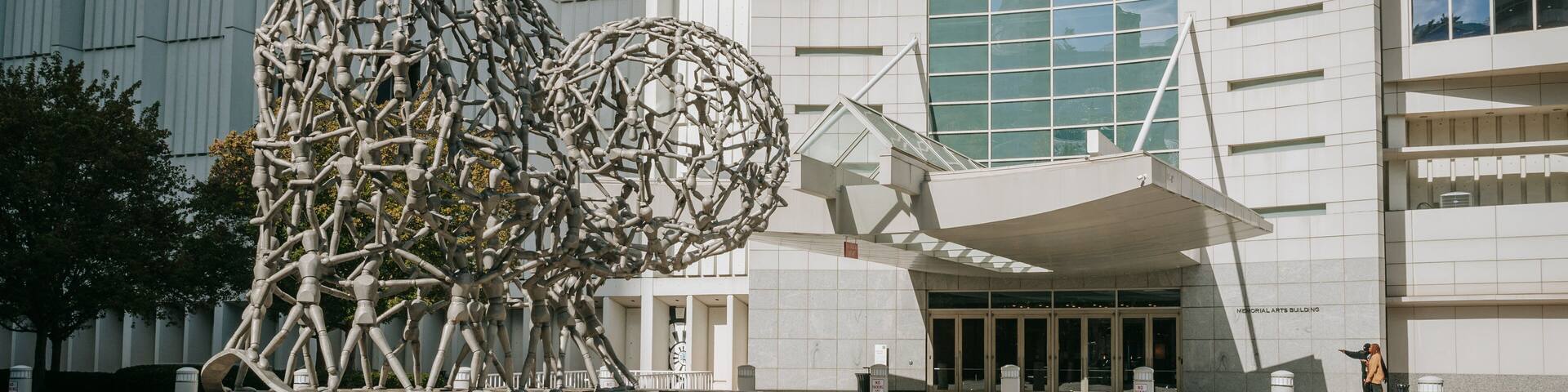 Woodruff Arts Center showing outdoor art