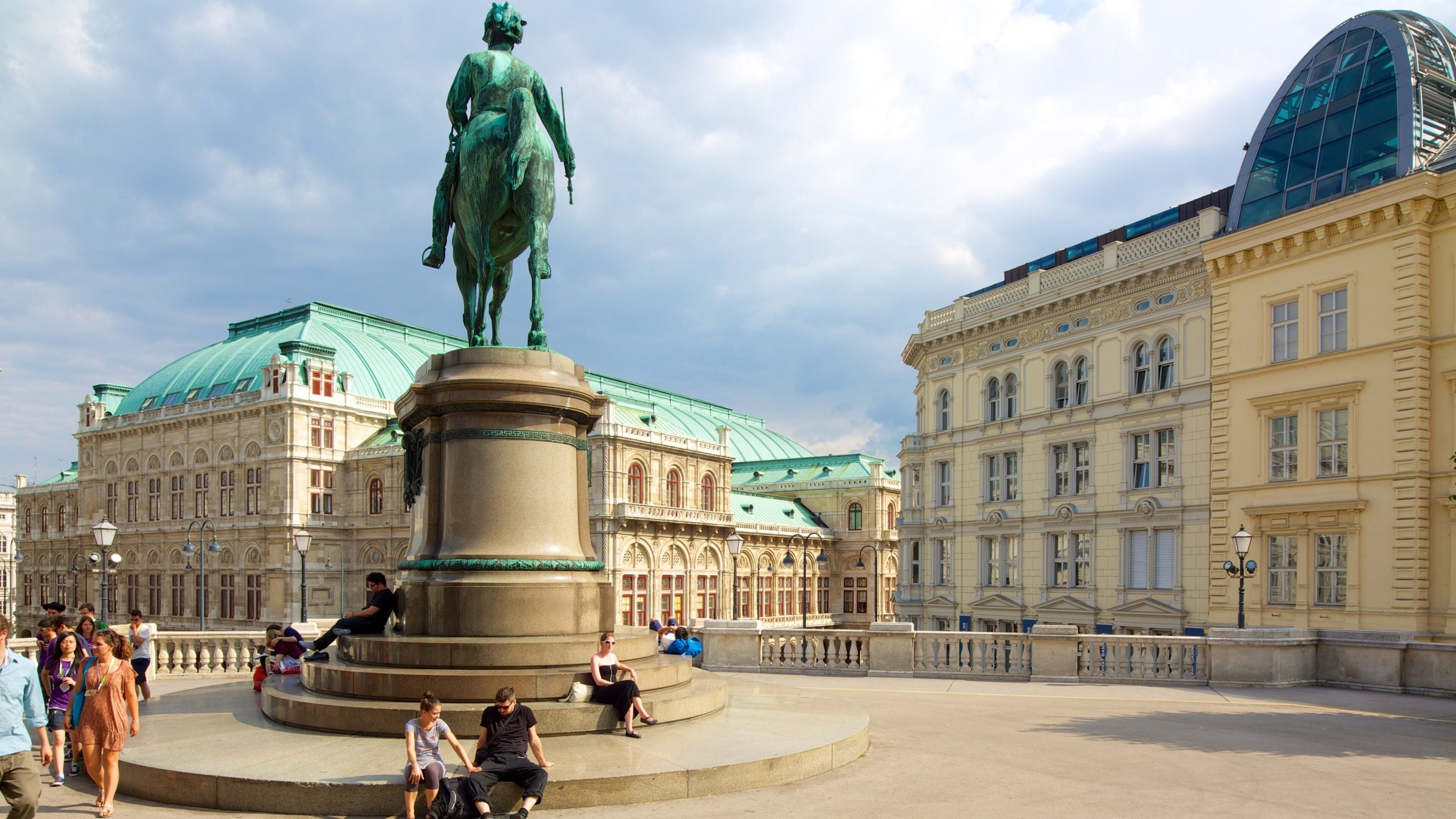 Albertina ofreciendo un monumento, una ciudad y un parque o plaza