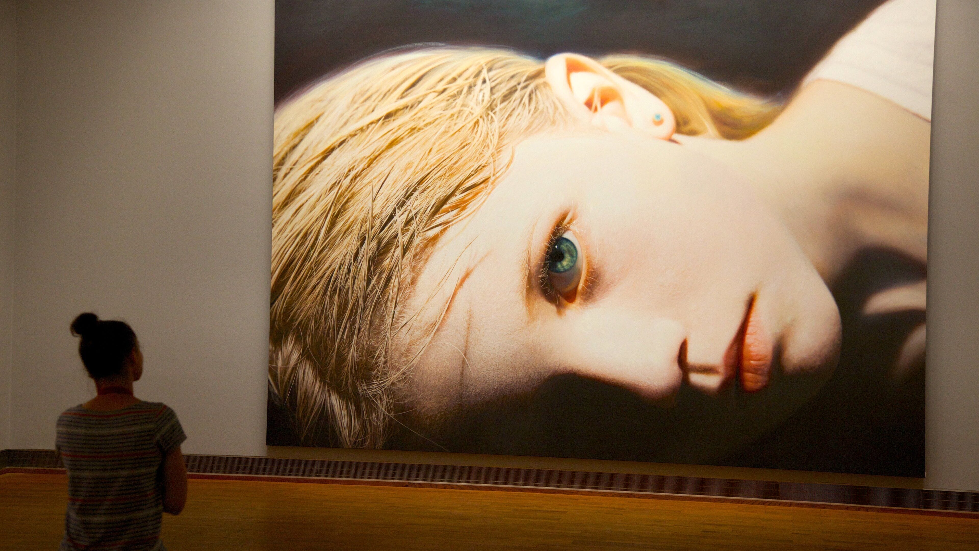 Wien som inkluderer innendørs i tillegg til en kvinne