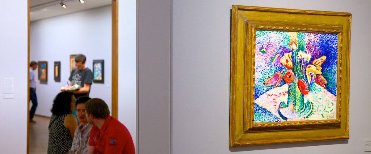 Albertina que inclui vistas internas e arte assim como um pequeno grupo de pessoas