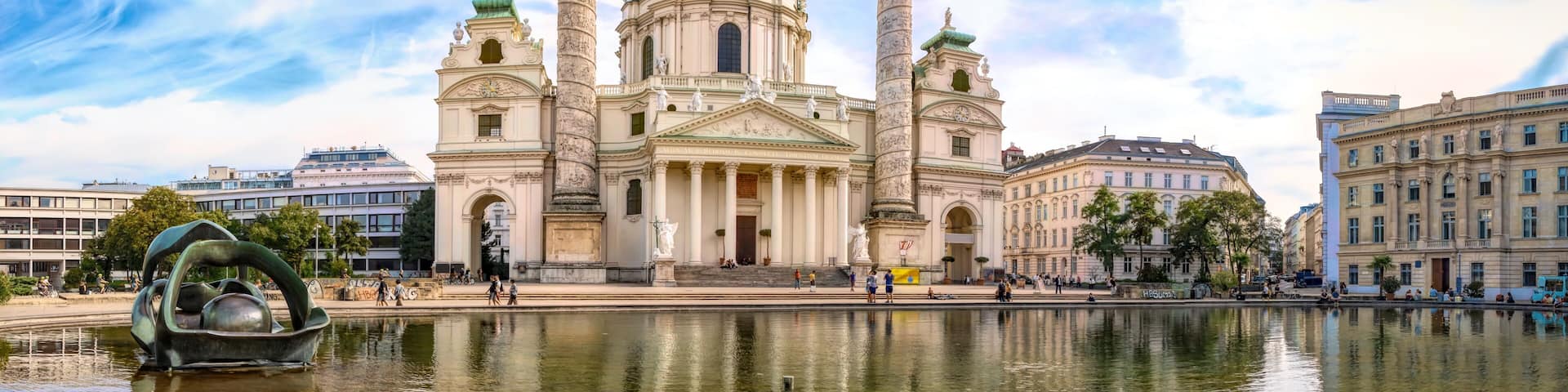 Karlskirche mit Teich im wunderschönen Sommerlicht