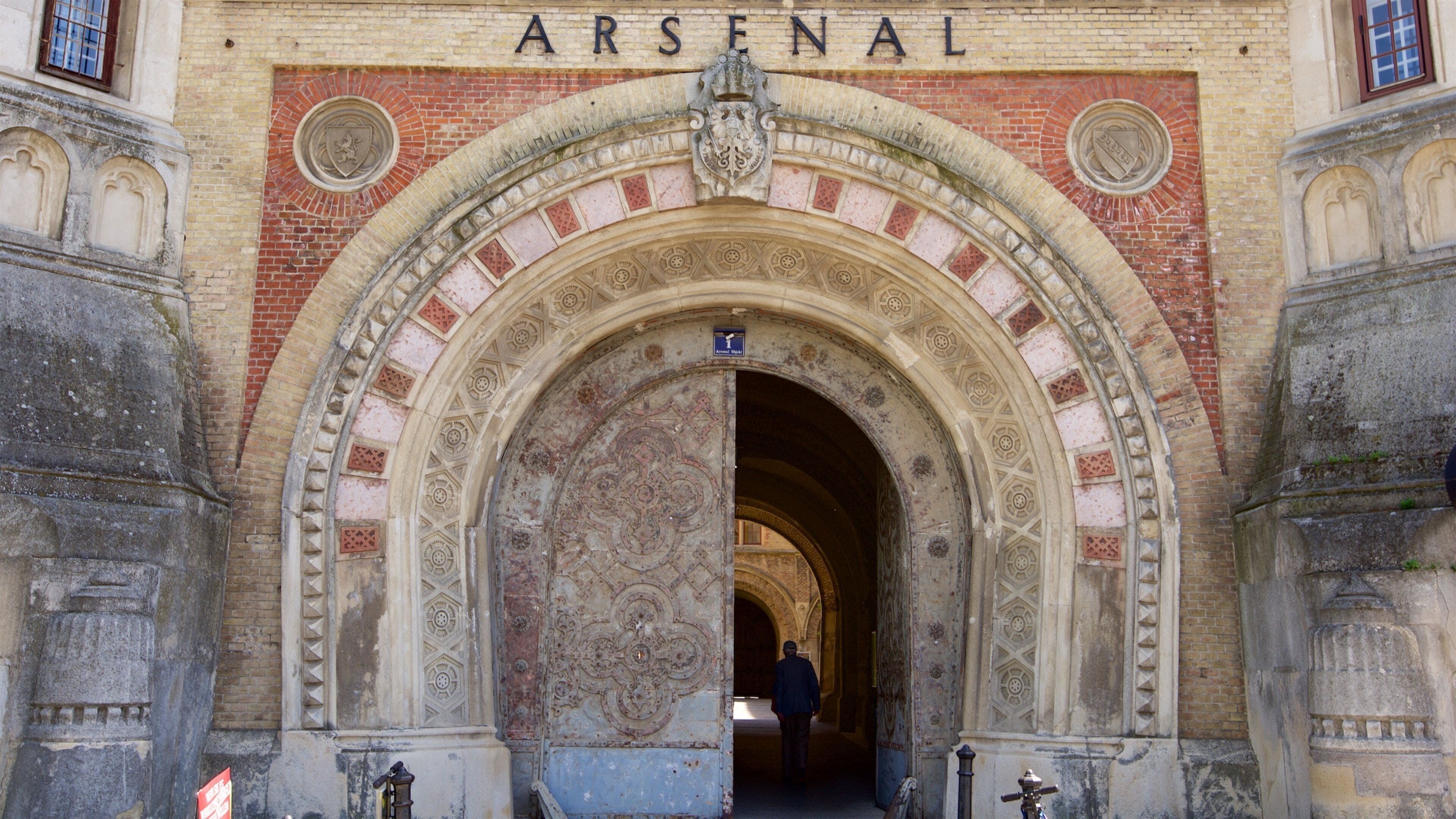 Museo di Storia Militare caratteristiche di segnaletica e oggetti d\'epoca