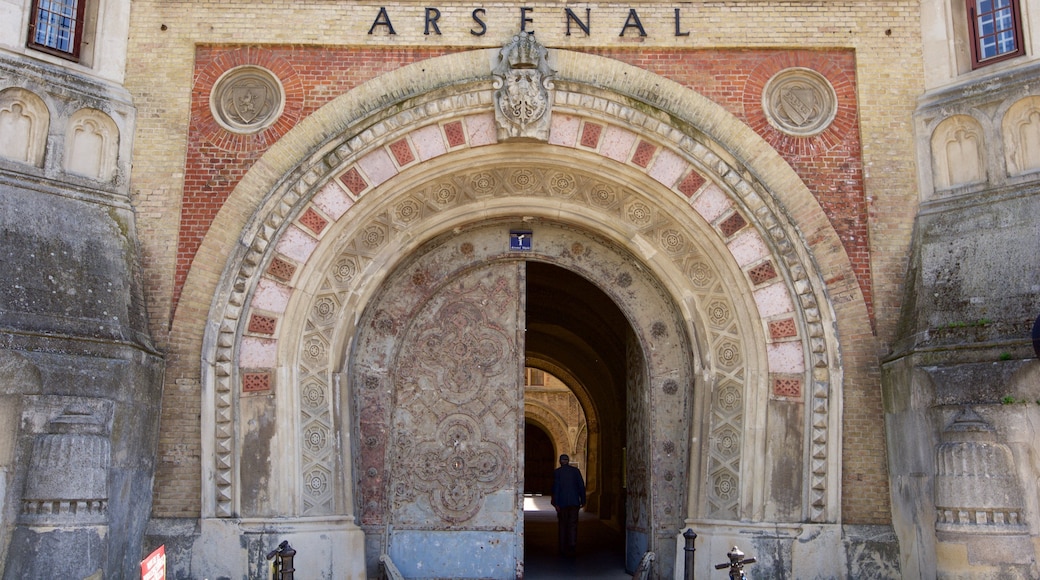 Sotilashistoriallinen museo joka esittää perintökohteet ja kyltit