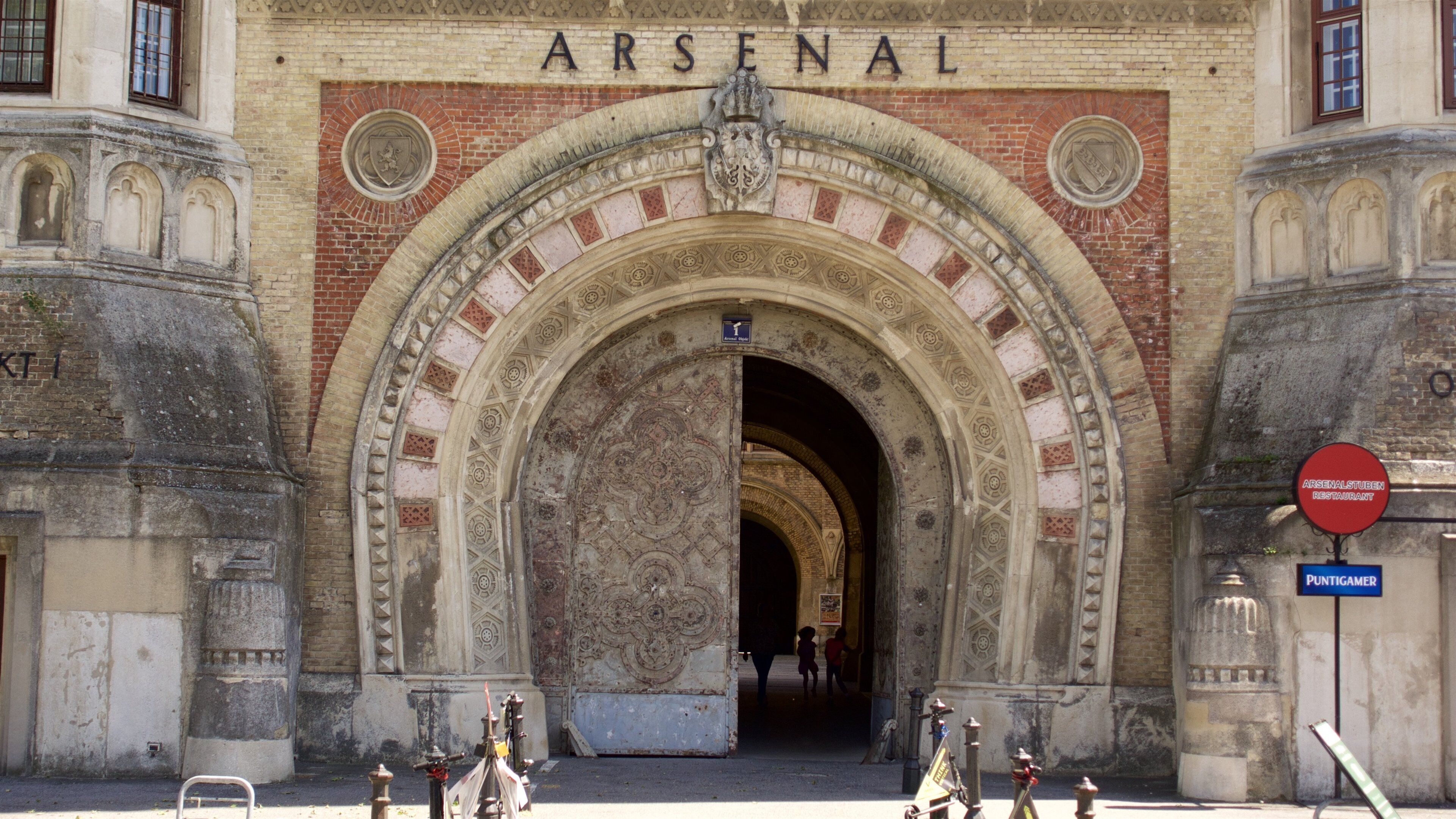 Musée de l\'Histoire militaire mettant en vedette signalisation