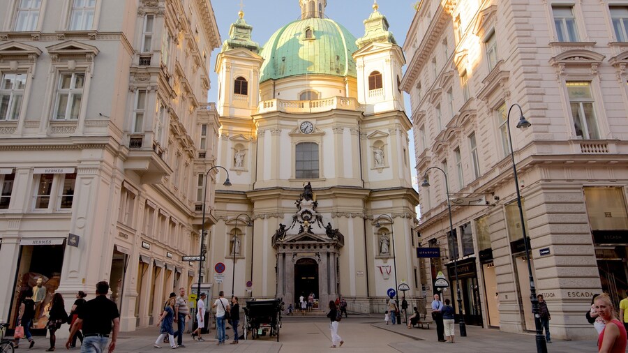 Skt. Peter-kirken som omfatter en by, en kirke eller en katedral og historiske bygningsværker