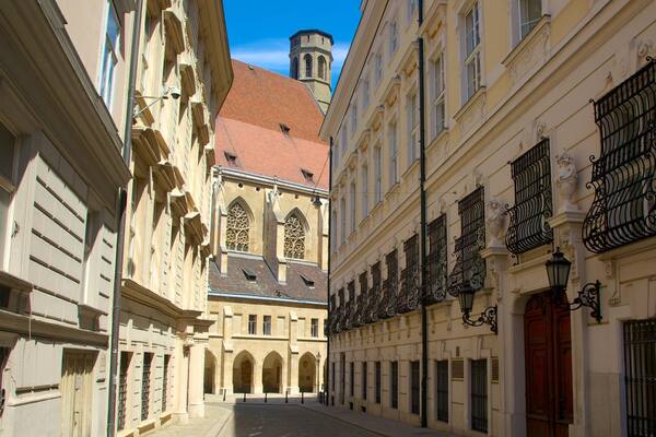 Minoritenkirche mit einem historische Architektur, StraĂenszenen und Kirche oder Kathedrale