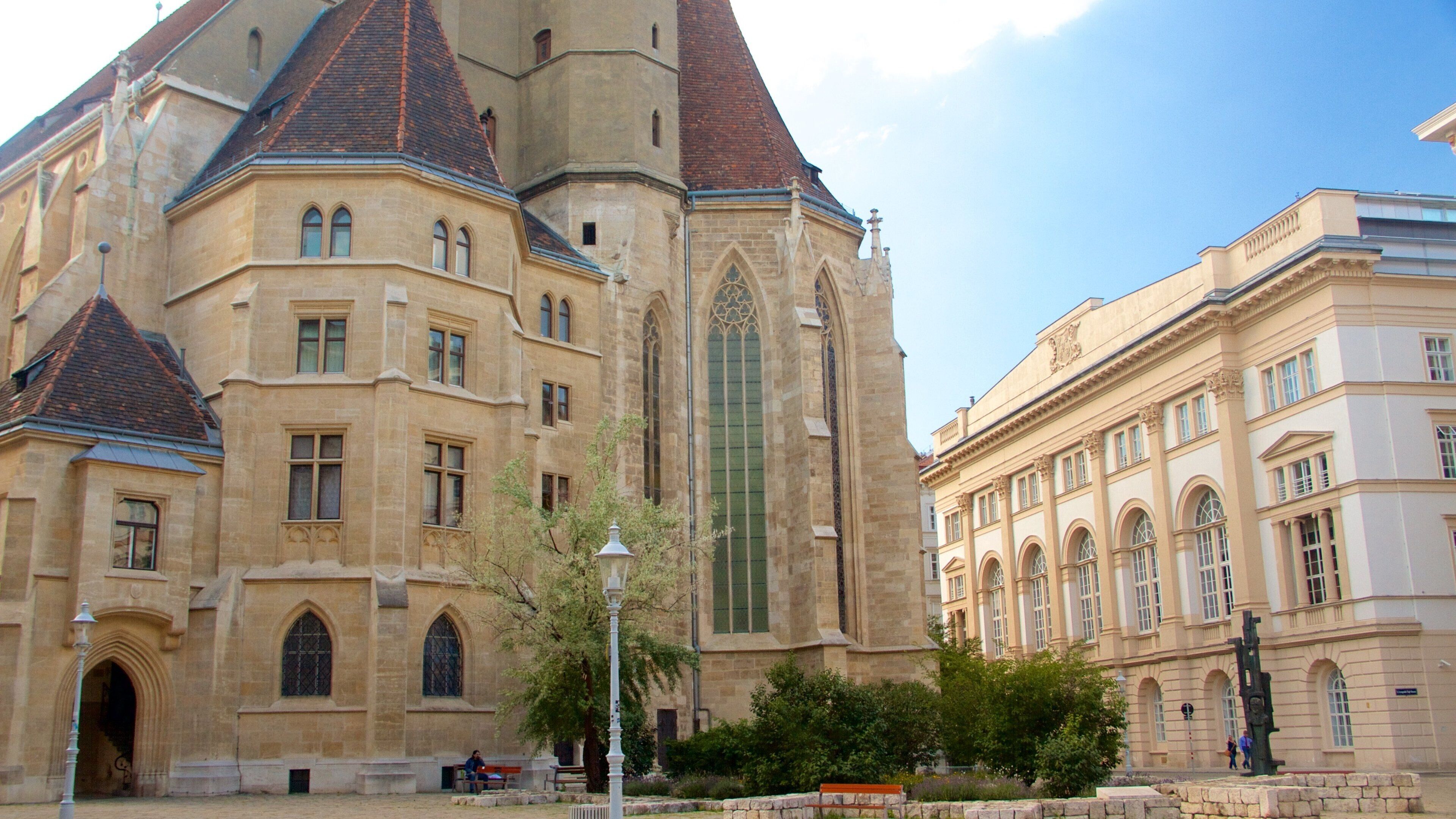 Iglesia Minorita mostrando elementos patrimoniales, una ciudad y aspectos religiosos