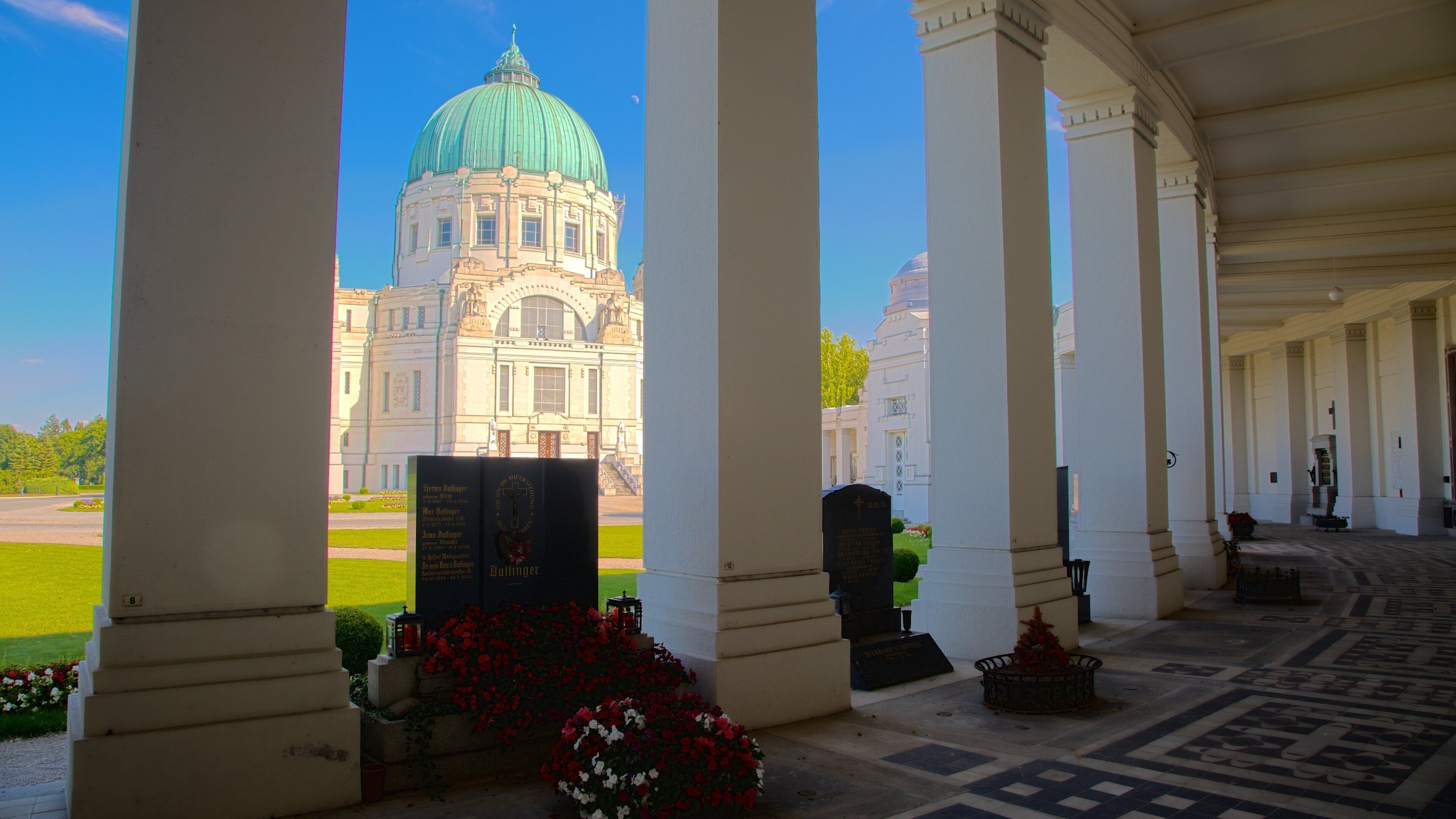 Centrale Kirkegård som viser historiske bygningsværker, en kirkegård og et monument