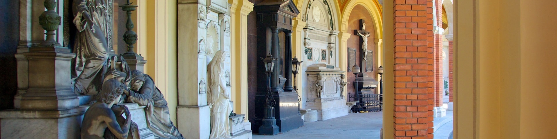 Cementerio central que incluye arquitectura patrimonial, elementos patrimoniales y un cementerio
