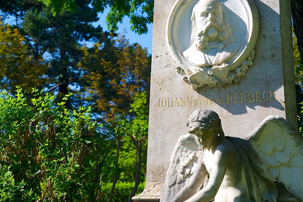 Zentralfriedhof welches beinhaltet Beschilderung, GedenkstÀtte und Friedhof
