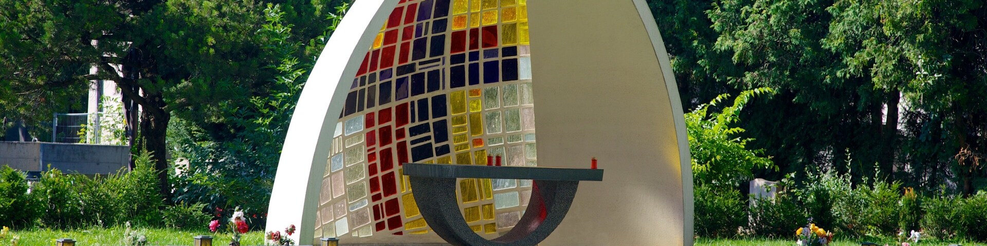 Cementerio central ofreciendo flores, un parque y un cementerio