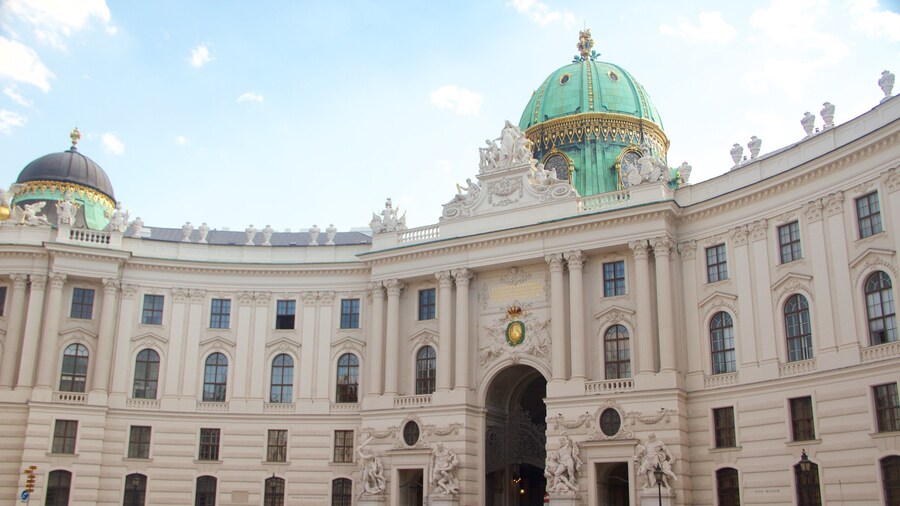 Michaelerplatz som viser historiske bygningsværker, et slot og kulturarvsgenstande