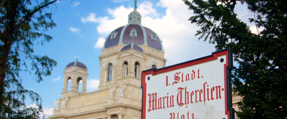 Plaza de María Teresa ofreciendo patrimonio de arquitectura y señalización