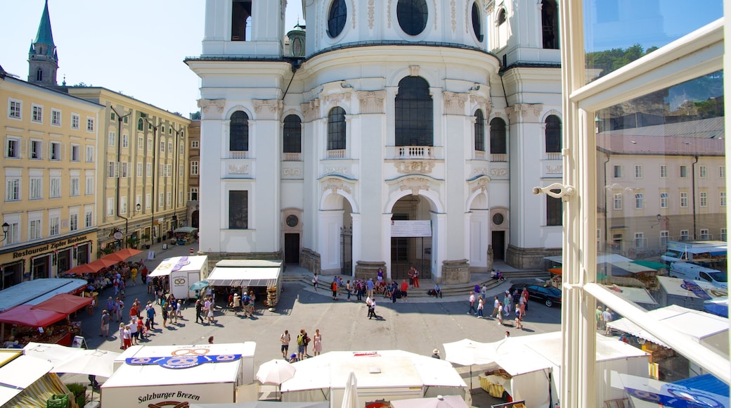 Mozart\'s Birthplace showing heritage architecture, religious elements and a city