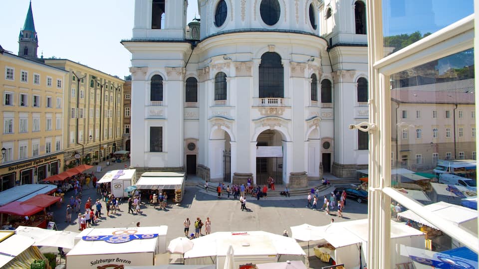 Mozart\'s Birthplace showing heritage architecture, religious elements and a city