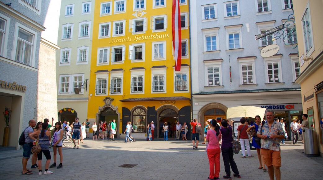 Mozarts fødested som inkluderer gatescener, by og historisk arkitektur