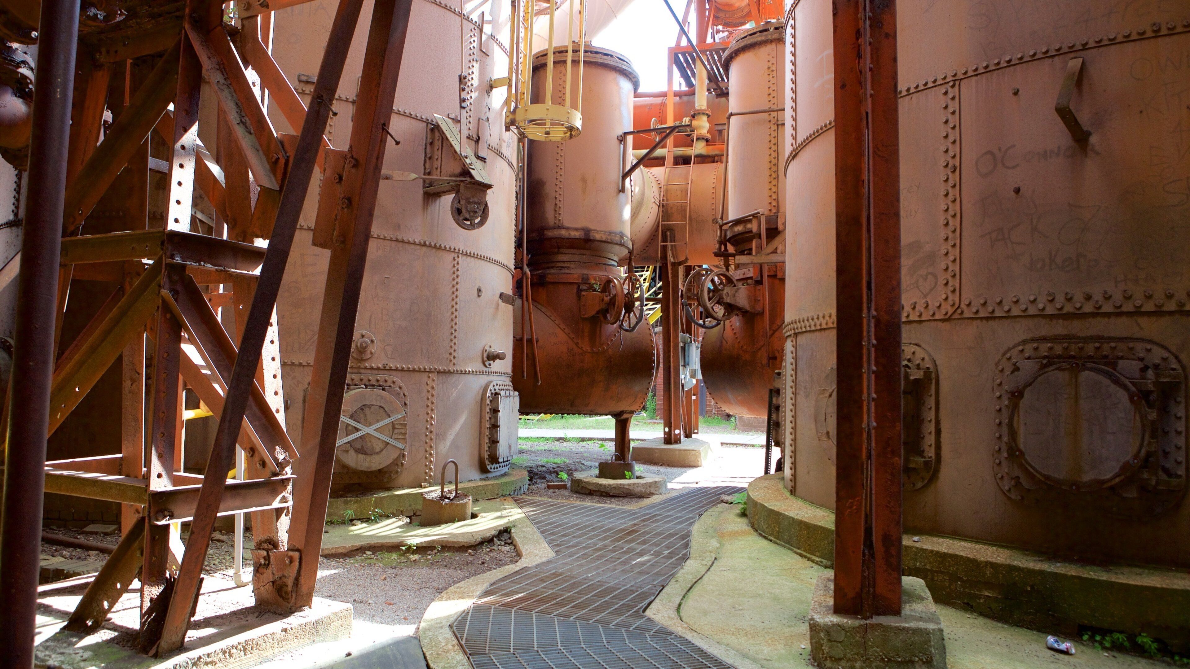 Sloss Furnaces qui includes éléments industriels