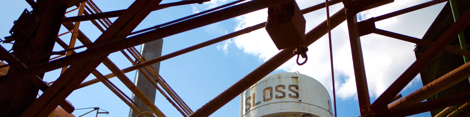 Sloss Furnaces ofreciendo elementos industriales