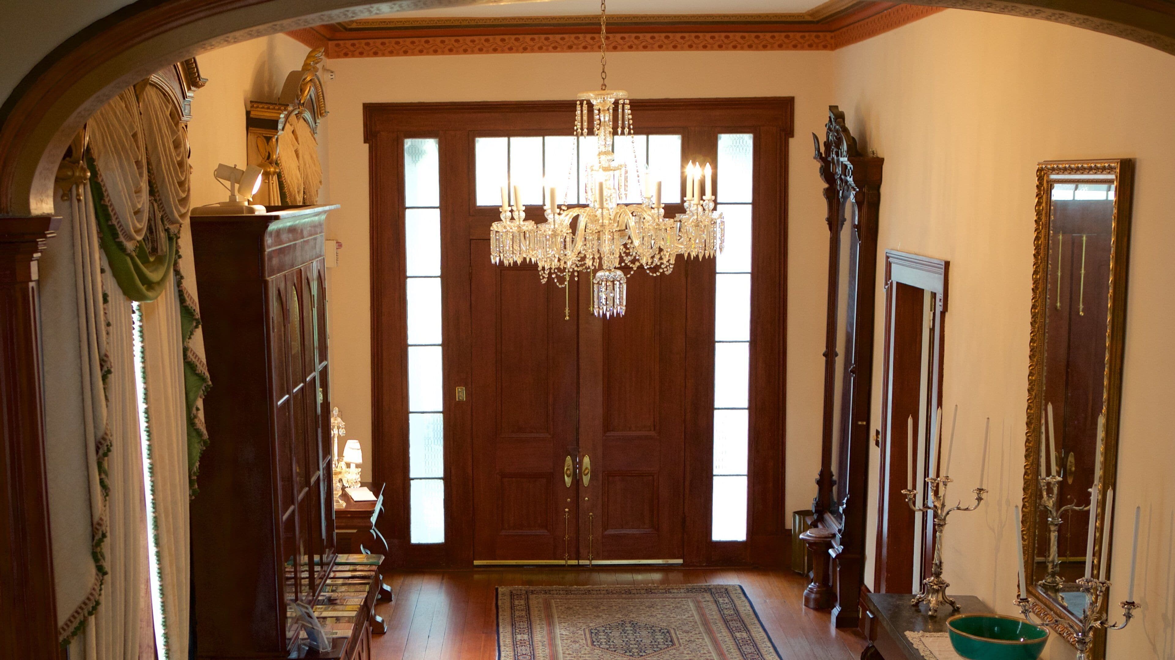 Bragg-Mitchell Mansion which includes a house and interior views