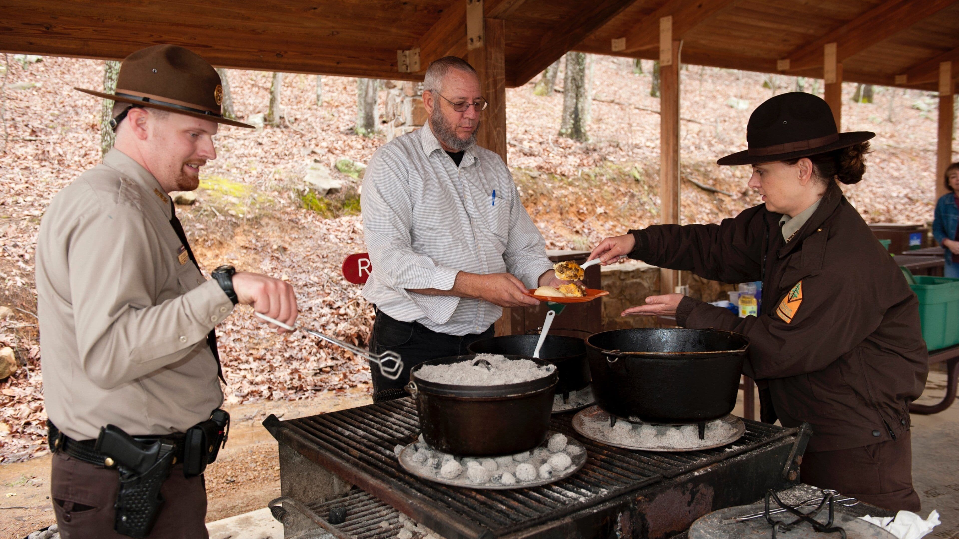 Pinnacle-vuoren kansallispuisto johon kuuluu puutarha ja syöminen ulkona sekä pieni ryhmä ihmisiä