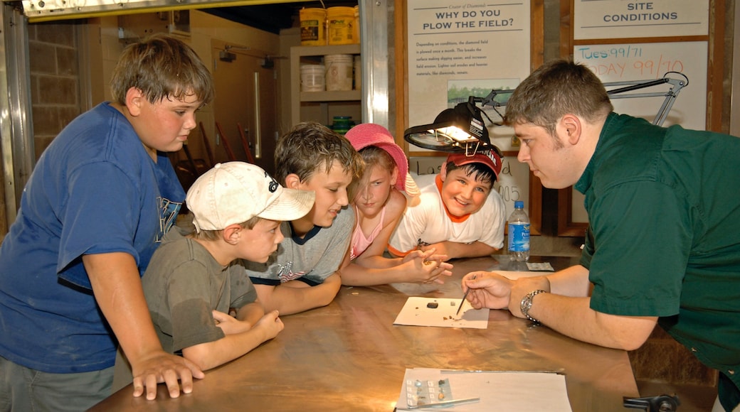 Crater of Diamonds State Park showing interior views as well as children