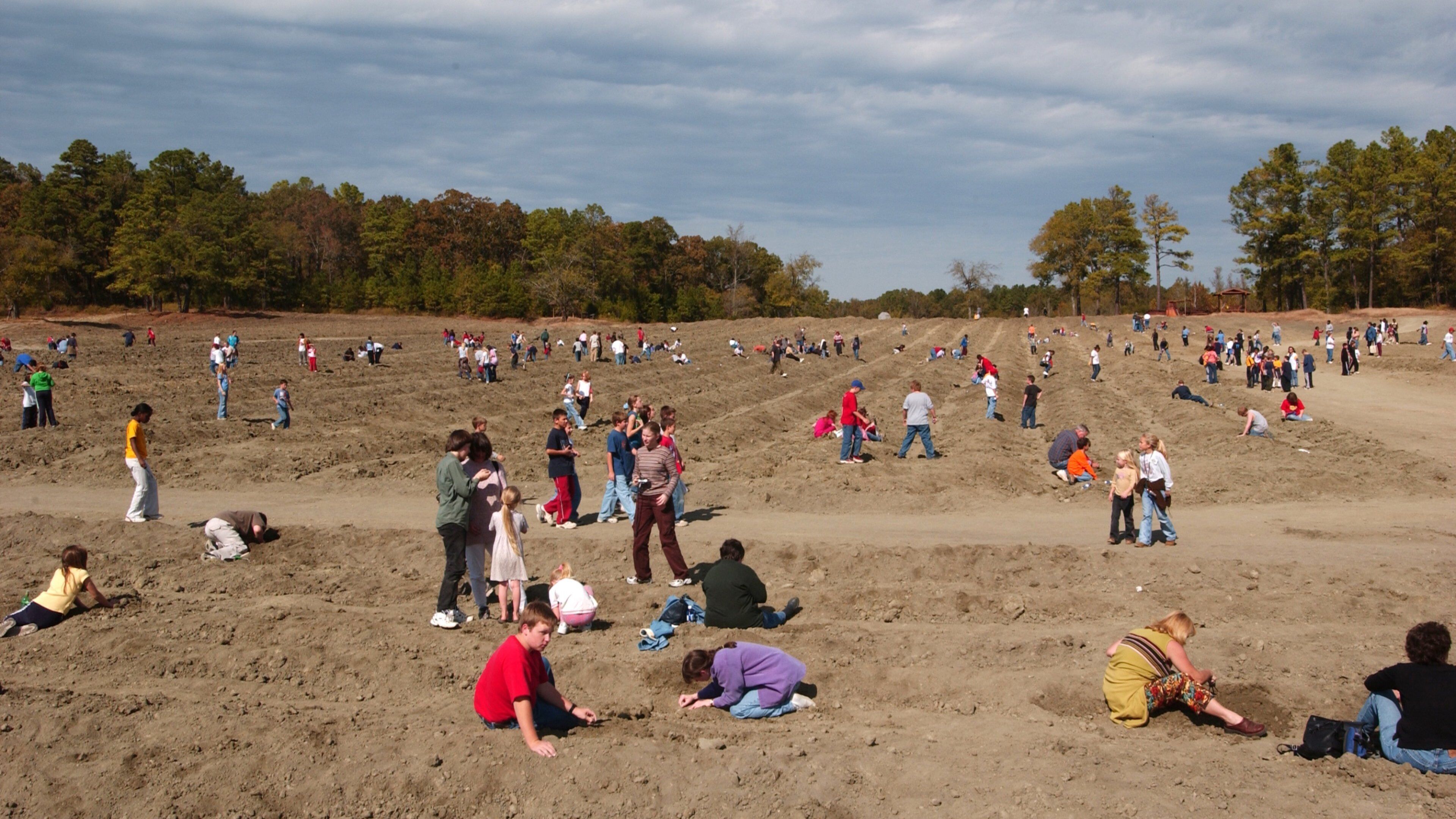 Crater of Diamonds State Park welches beinhaltet ruhige Szenerie und Farmland sowie große Menschengruppe