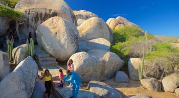 Formaciones rocosas de Ayo y también un pequeño grupo de personas