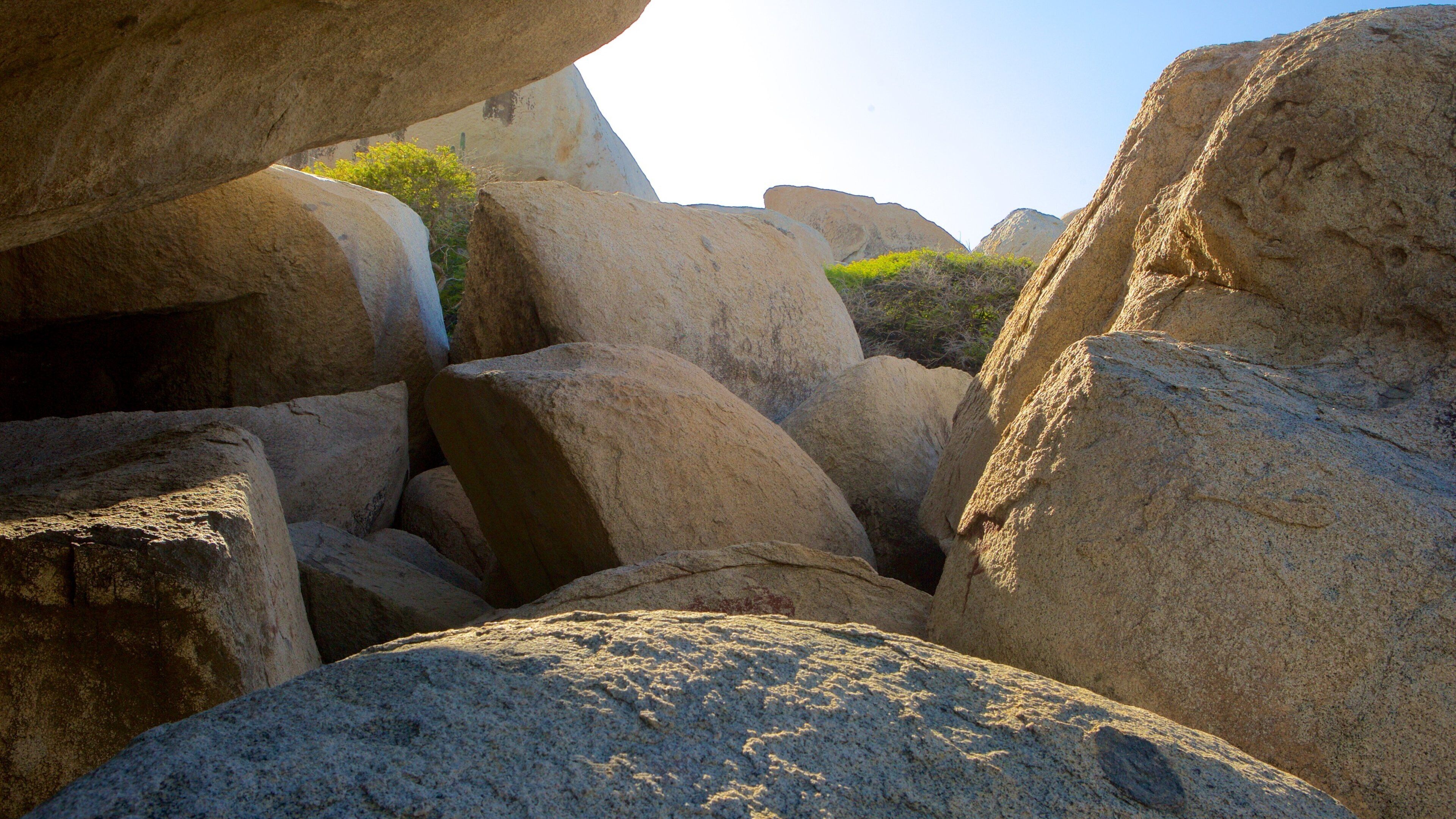 Formazioni rocciose di Ayo mostrando gola o canyon