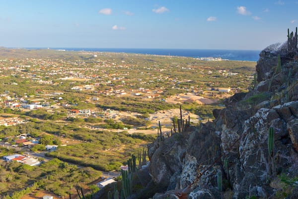 Monte Hooiberg mostrando vistas de una costa y una ciudad