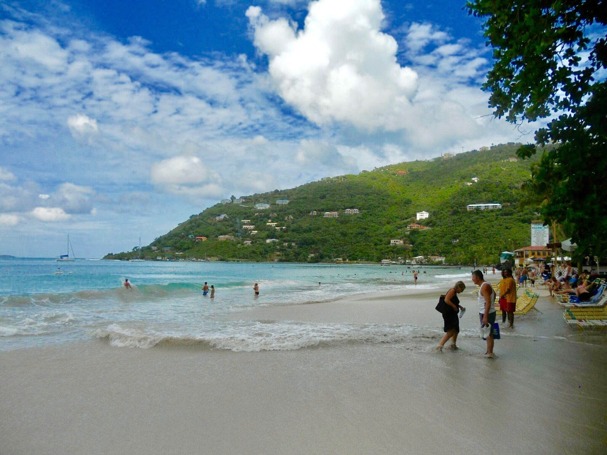 Another amazing stop on our two week sailing trip aboard a #Sunsail catamaran. Beautiful Cane Garden Bay in Tortola is a gorgeous sheltered bay and a lovely place to chill out is Myatts ! Grab a painkiller and relax !
#britishvirginislands #canegardenbay #sunsail #bvi #sailing #beachbound #caribbean