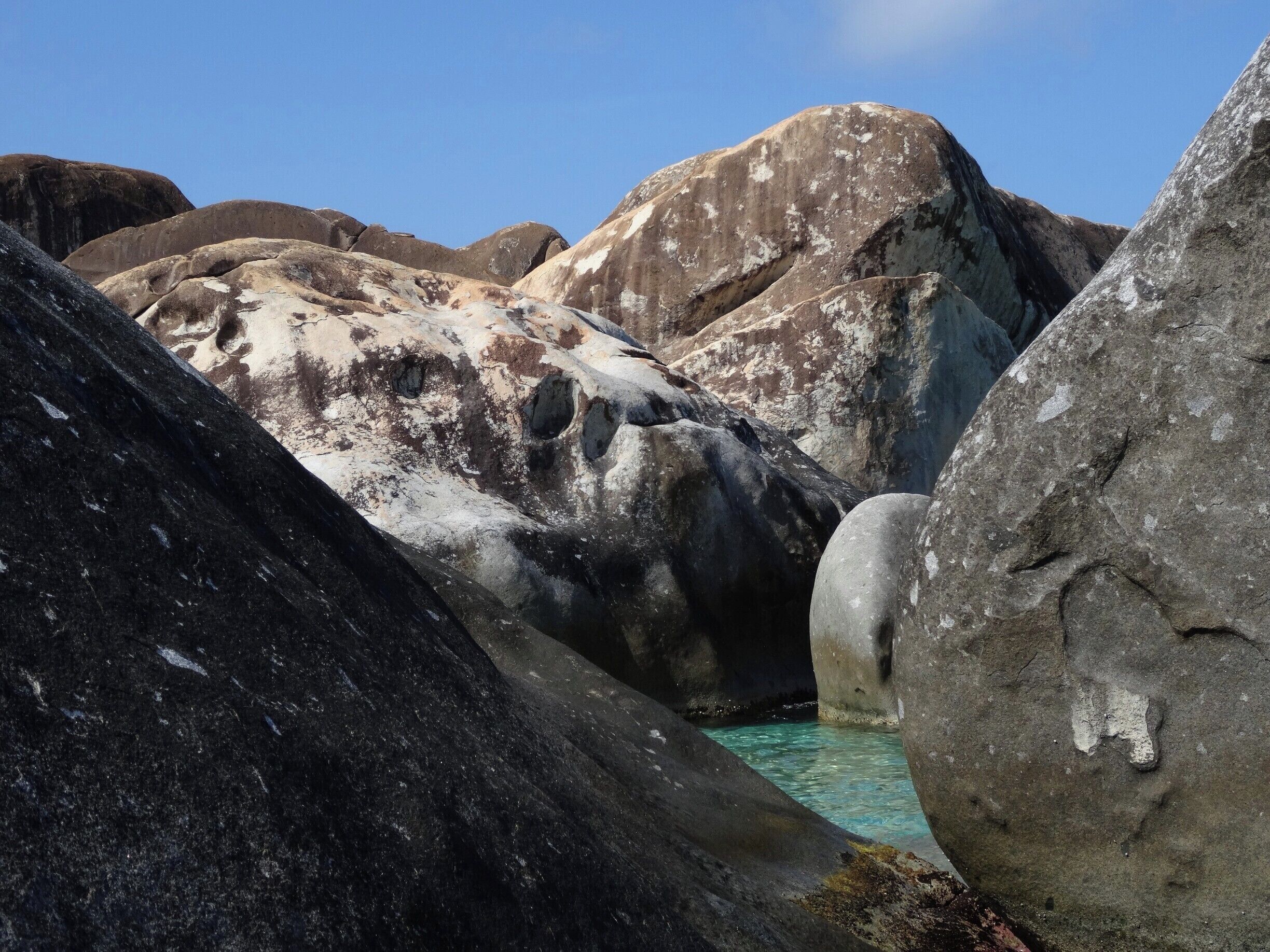 #TheBaths #VirginGorda #beachtips #Nature

The Baths are a beach area on the island of Virgin Gorda among the British Virgin Islands in the Caribbean.
At The Baths, the beach shows evidence of the island's volcanic origins, which deposited granite that eroded into piles of boulders on the beach. The boulders form natural tidal pools, tunnels, arches, and scenic grottoes that are open to the sea.

The Baths são uma área de praia na ilha de Virgin Gorda que faz parte das Ilhas Virgens Britânicas no Caribe.
No The Baths, a praia mostra evidências da origem vulcânica da ilha. Foi depositado, na praia, granito que foi erodido formando pilhas de pedregulhos. Estas rochas formam piscinas naturais, túneis, arcos e grutas cênicas abertas para o mar.
