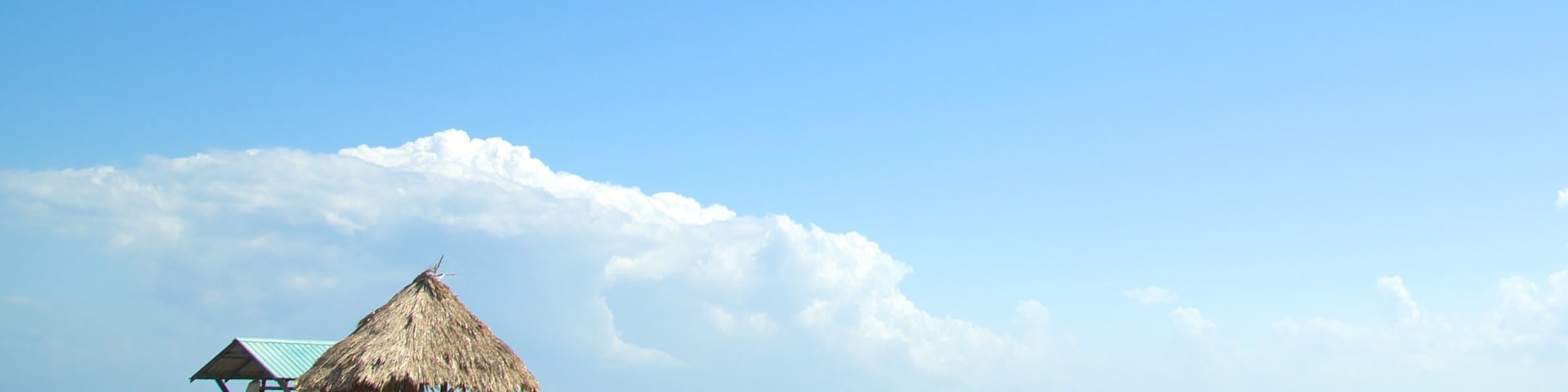 Maya Beach mostrando vistas de una costa y escenas tropicales