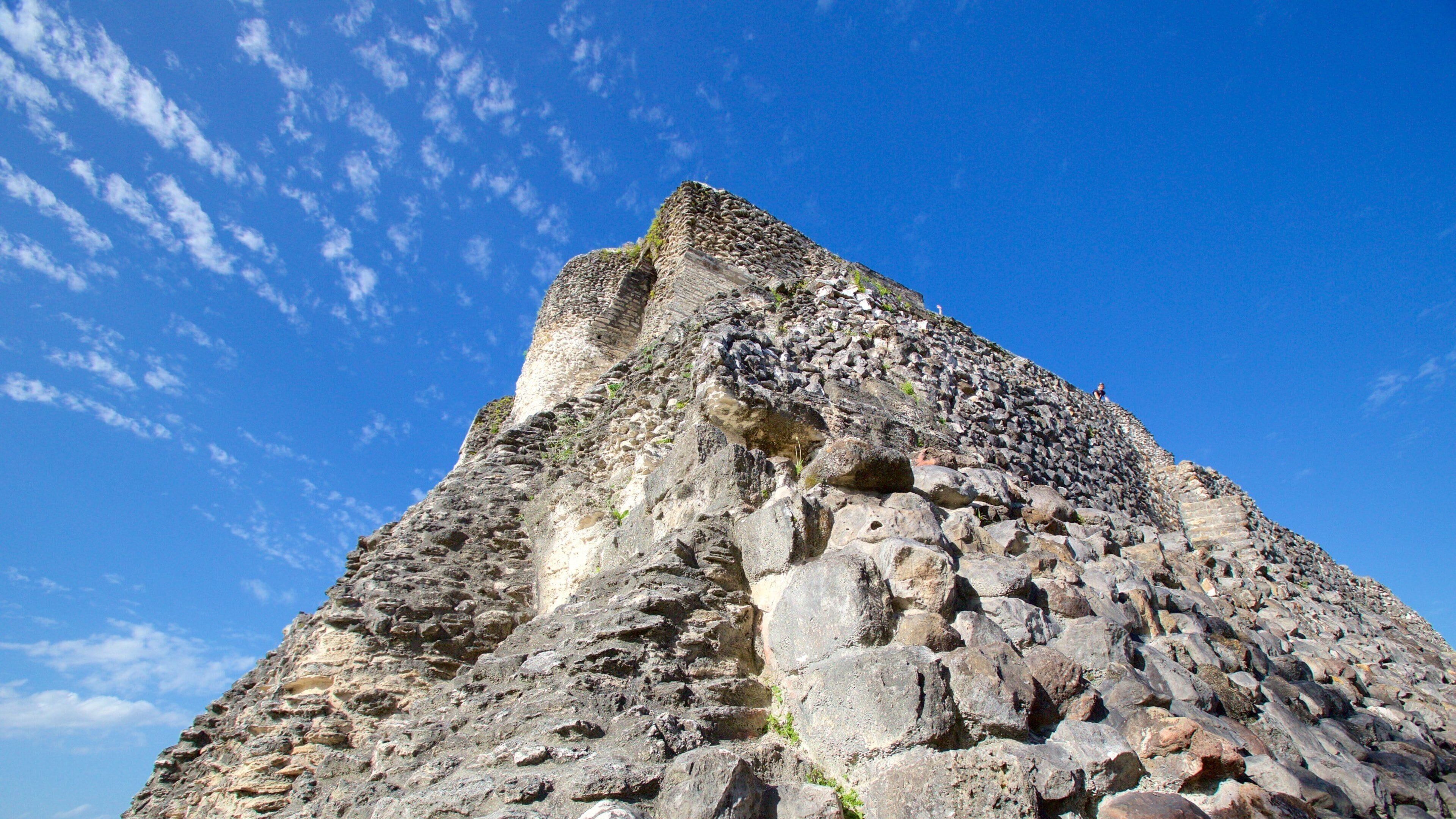蘇南圖尼奇 设有 傳統元素 和 土著文化