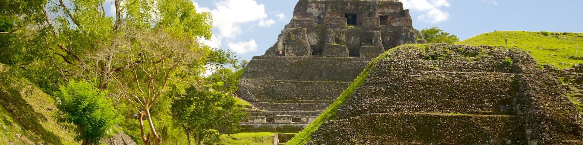 Yacimiento arqueológico Xunantunich que incluye elementos patrimoniales y cultura indígena