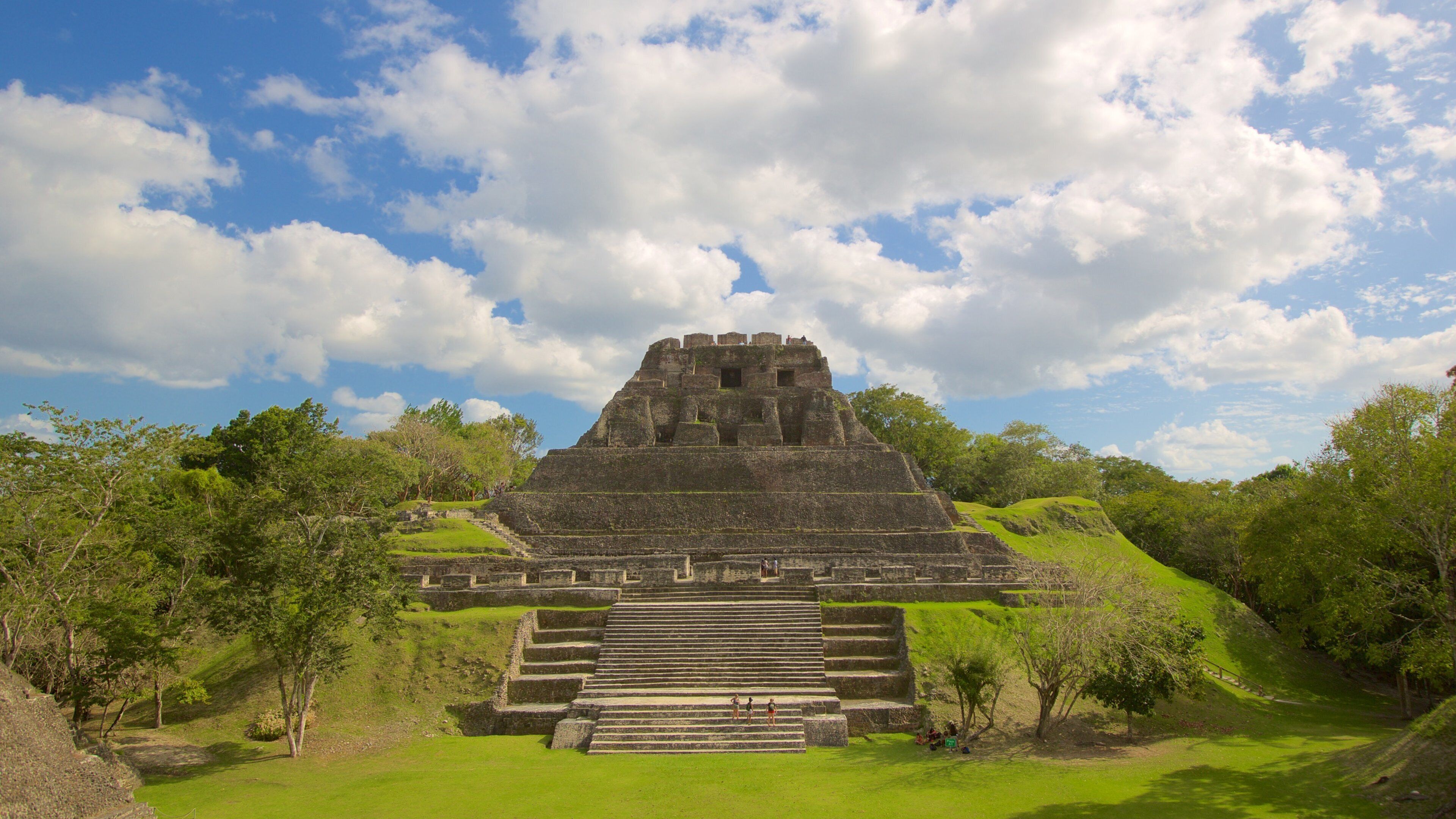 โบราณสถาน Xunantunich แสดง อนุสาวรีย์, ทิวทัศน์ป่า และ มรดกวัฒนธรรม