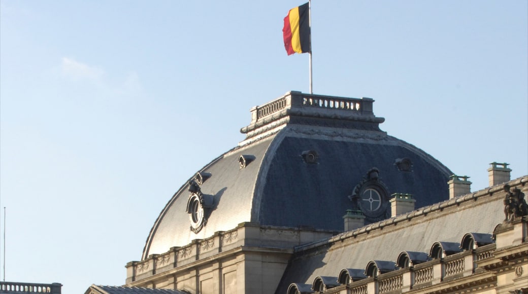 Palacio Real de Bruselas que incluye un edificio administrativo, patrimonio de arquitectura y un castillo