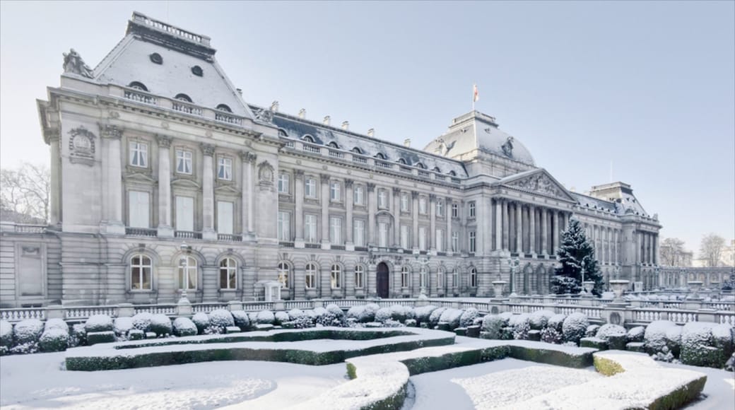 Palacio Real de Bruselas mostrando patrimonio de arquitectura, nieve y castillo o palacio